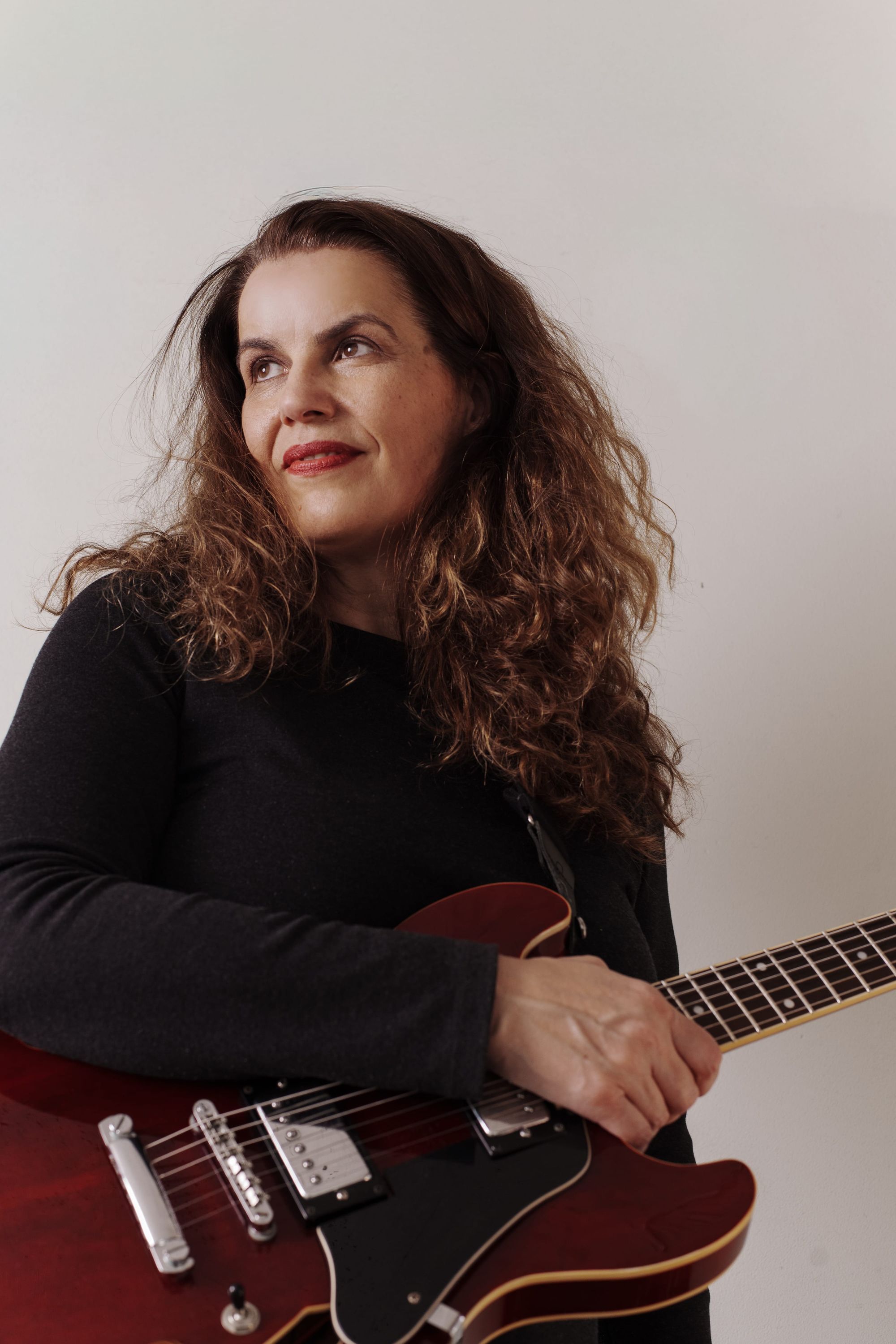 Cassandra Oscar and her guitar