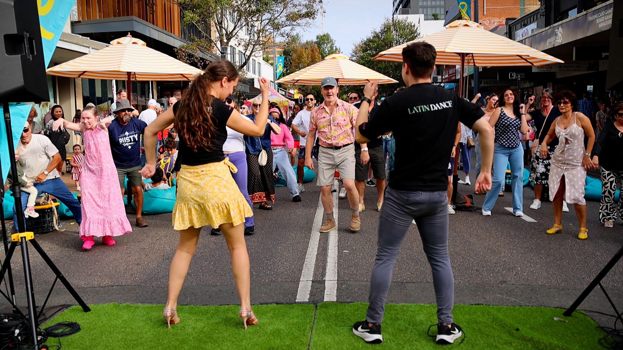 A crowd enjoing a latin dancing class.