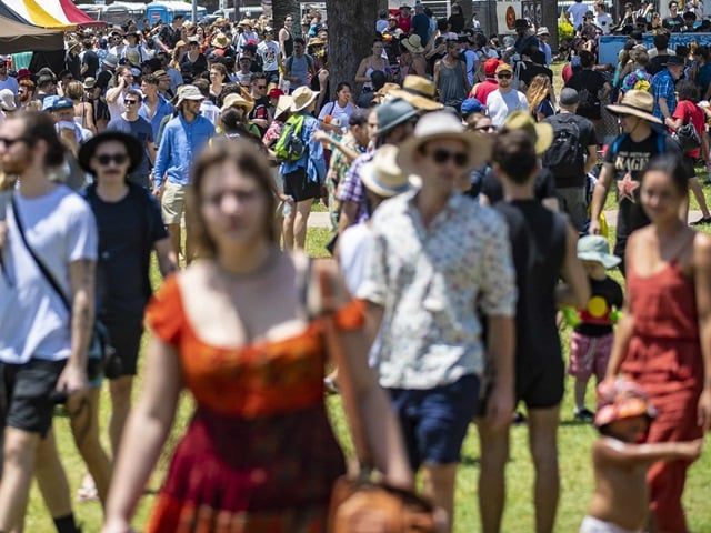 Crowd of people enjoying an outdoor festival-setting 