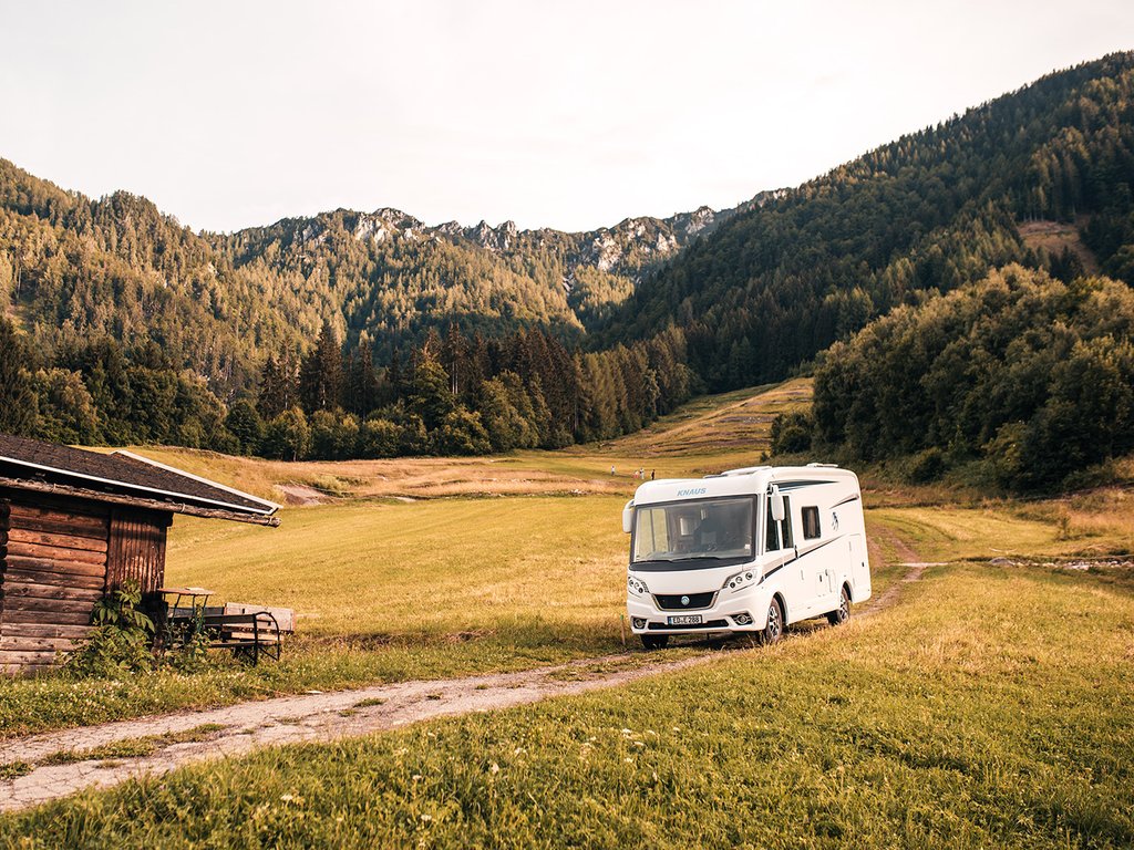 Wohnmobil auf schönem Campingplatz: Dein Urlaub beginnt!