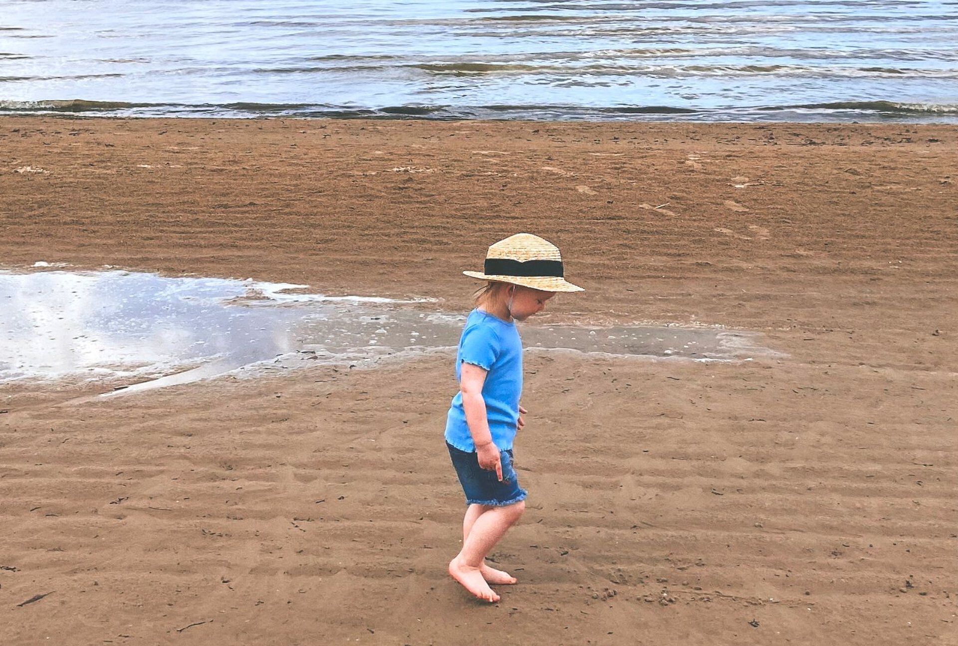 Kind spielt am Nordseestrand
