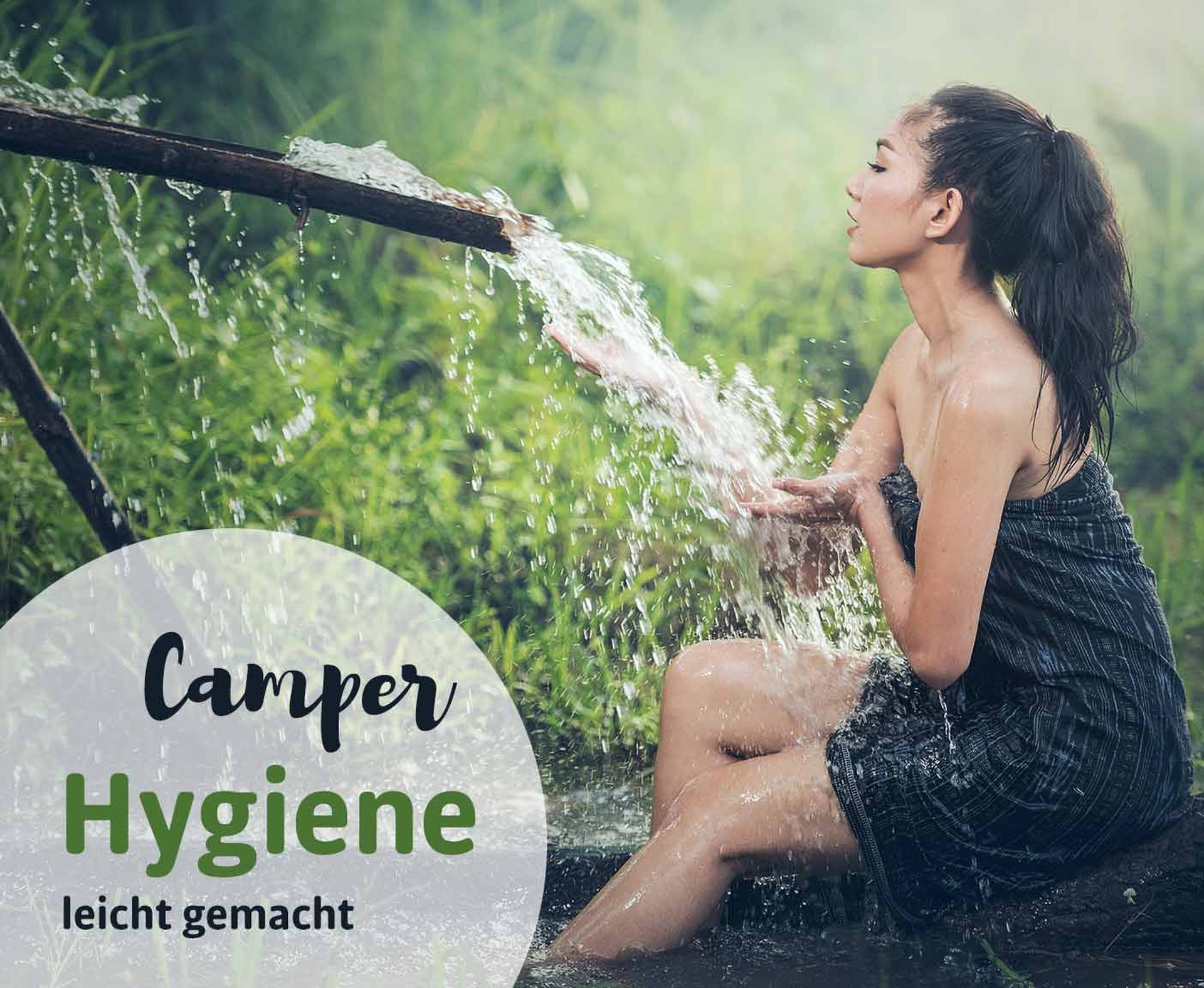 Frau ist in ein Tuch eingewickelt und sitzt draußen in der Natur an einem Rinnsal und wäscht sich, Packliste Camping mit PaulCamper