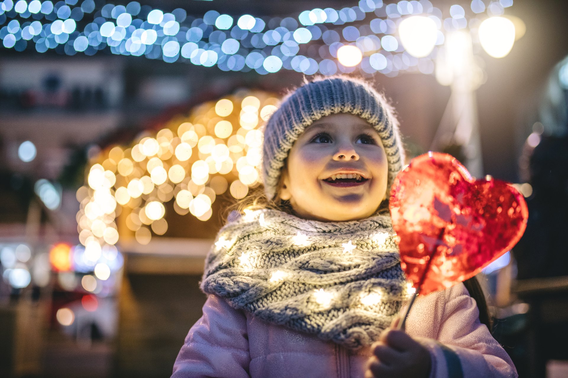 Familienurlaub auf dem Campingplatz: Silvester-Spaß mit Wohnwagen und Winterlandschaft.