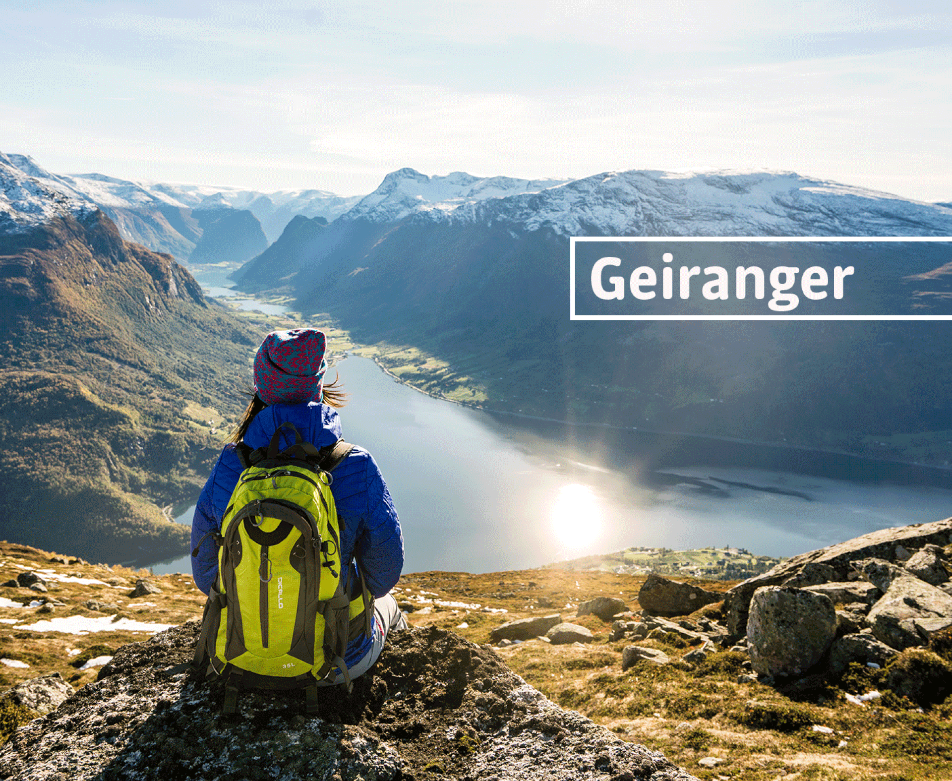 Frau mit Rucksack hat Aussicht auf den Fjord