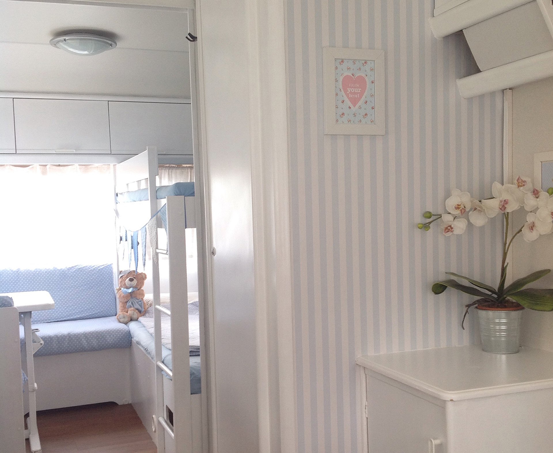 Wohnwagen innen verschönern Wand Bett Pflanze