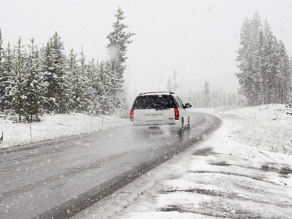 Wohnmobil auf schneebedecktem Stellplatz: Bereit für Deine Winterreise und winterliche Erholung.