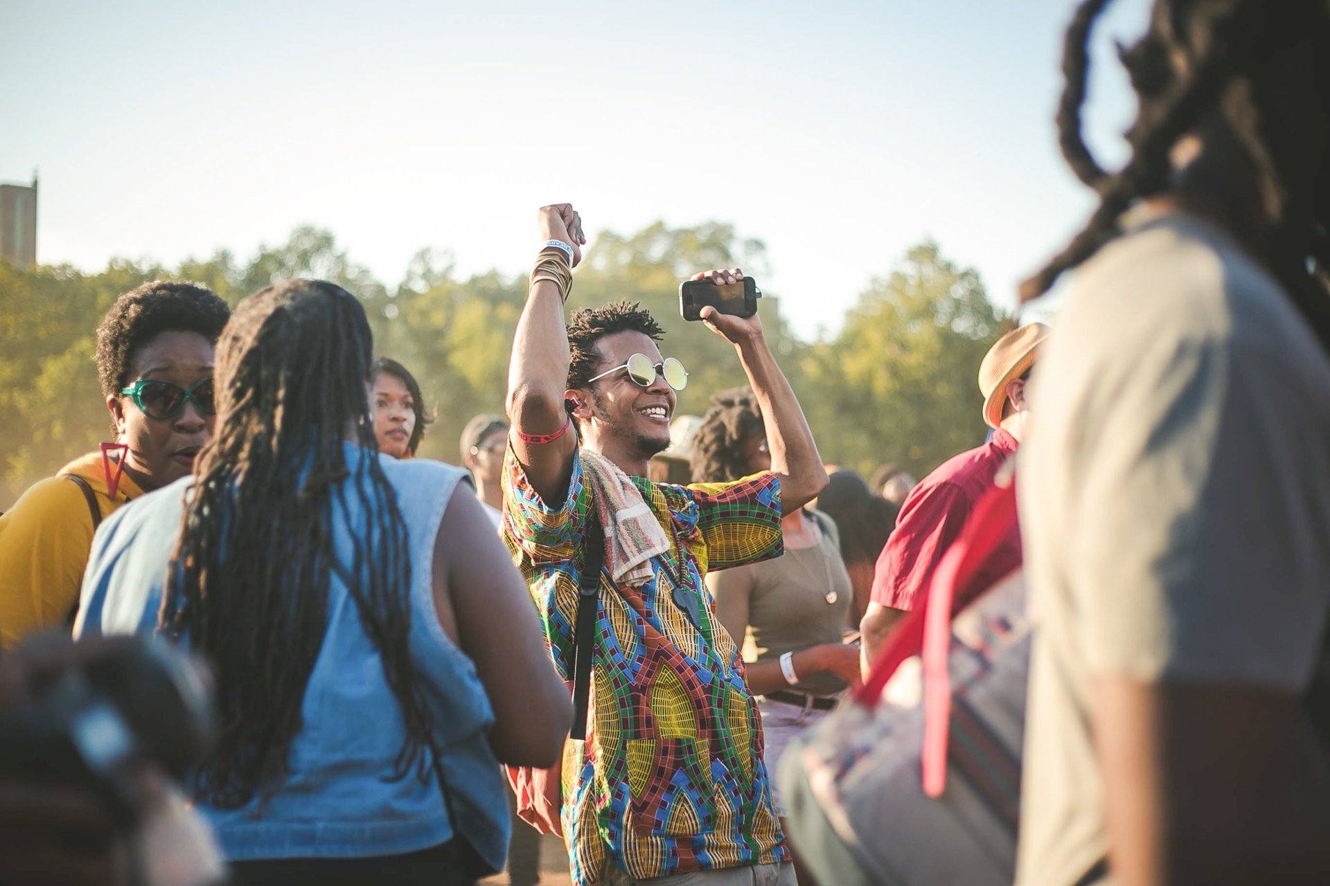 Smartphone laden auf dem Festival