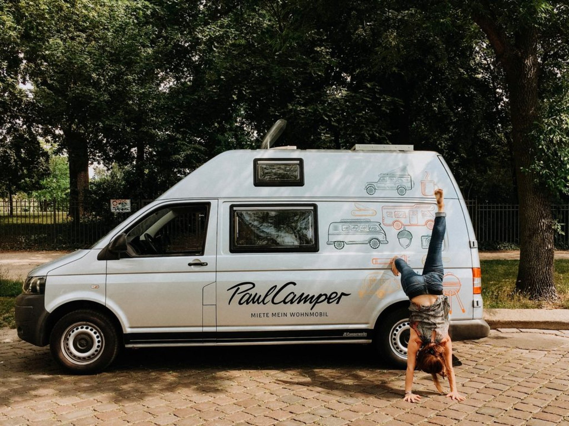 Yoga Handstand für Abenteuerlustige - Miete einen Camper bei PaulCamper