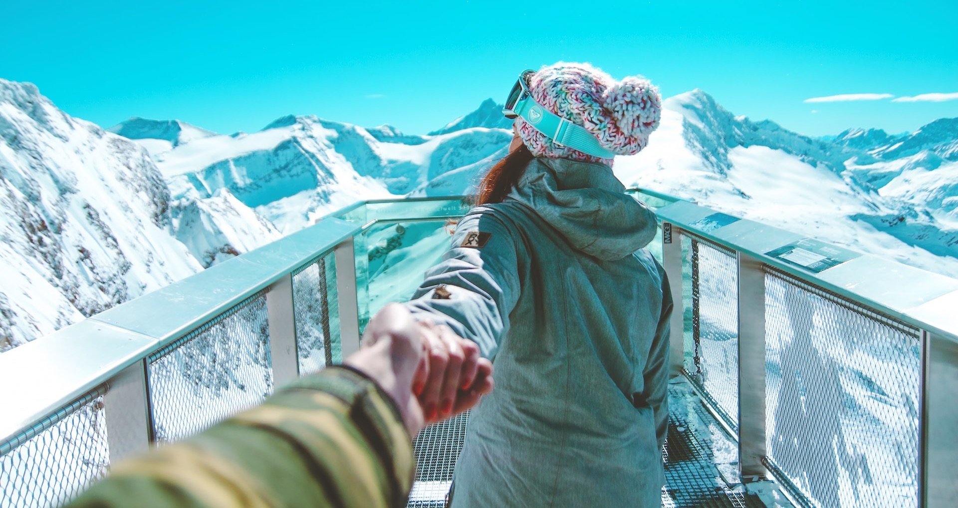 Wintercamping: Verschneiter Campingplatz in Österreich mit Wohnwagen am Fuße der Berge. Ideal für Deinen Skiurlaub!