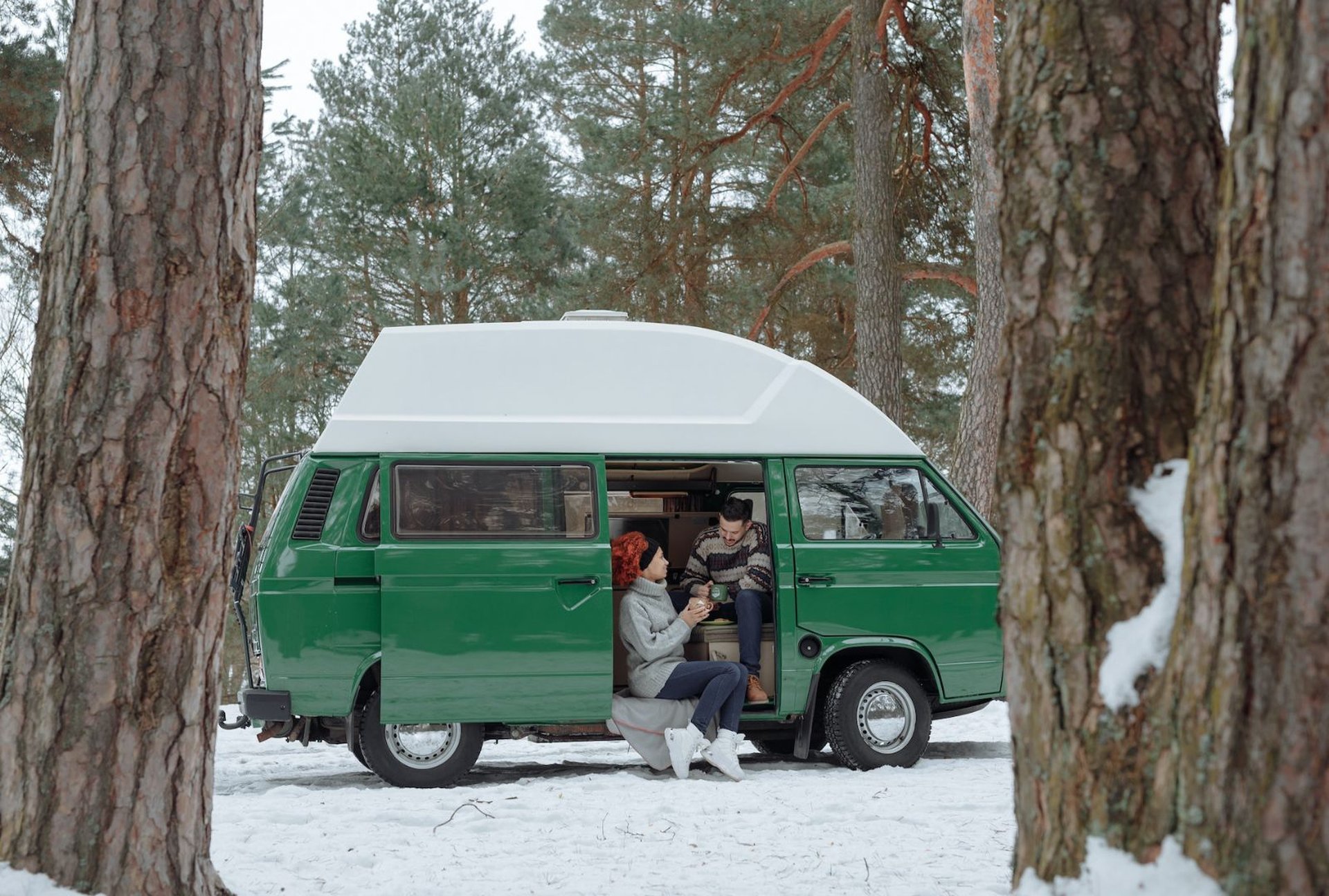 Gelukkig paar wintercamping