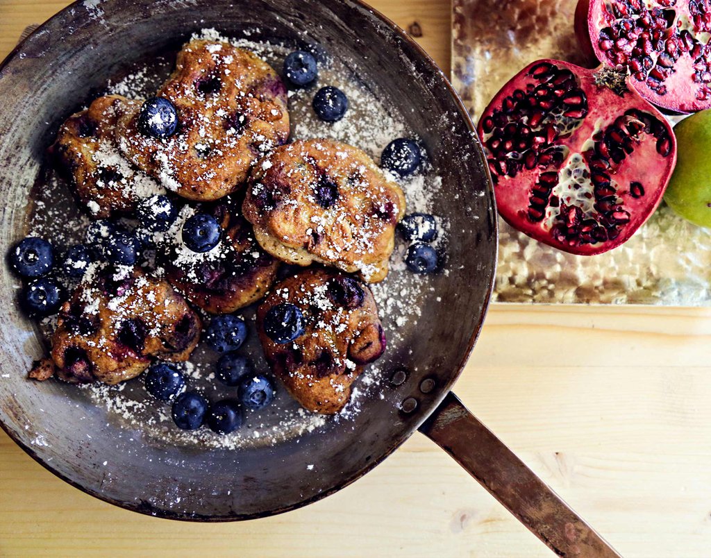 Leckeres Camper-Frühstück:  Sonnenaufgang am Campingplatz, Wohnmobil im Hintergrund.