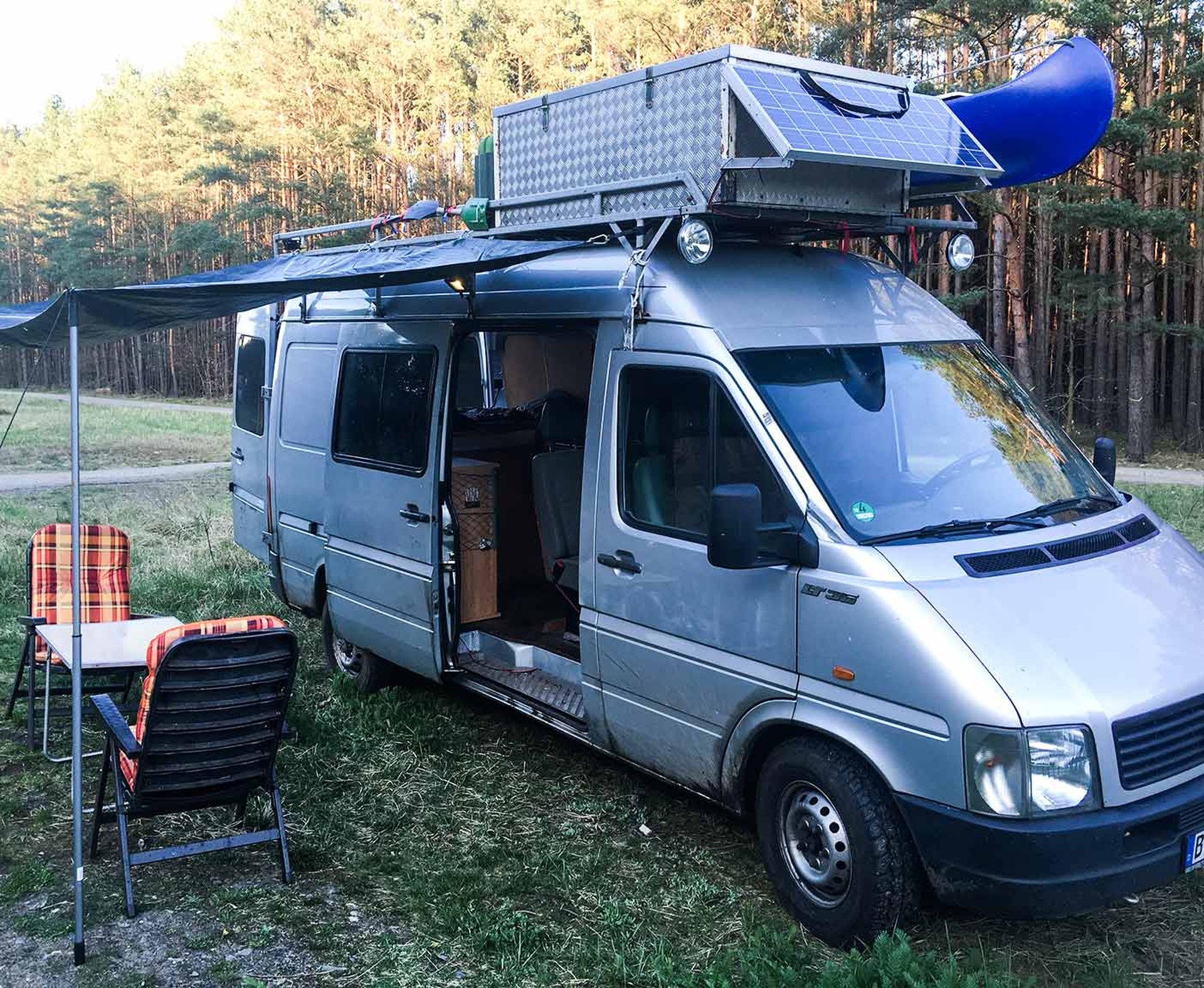 Camperausbau draußen Camper Tisch und Stühle