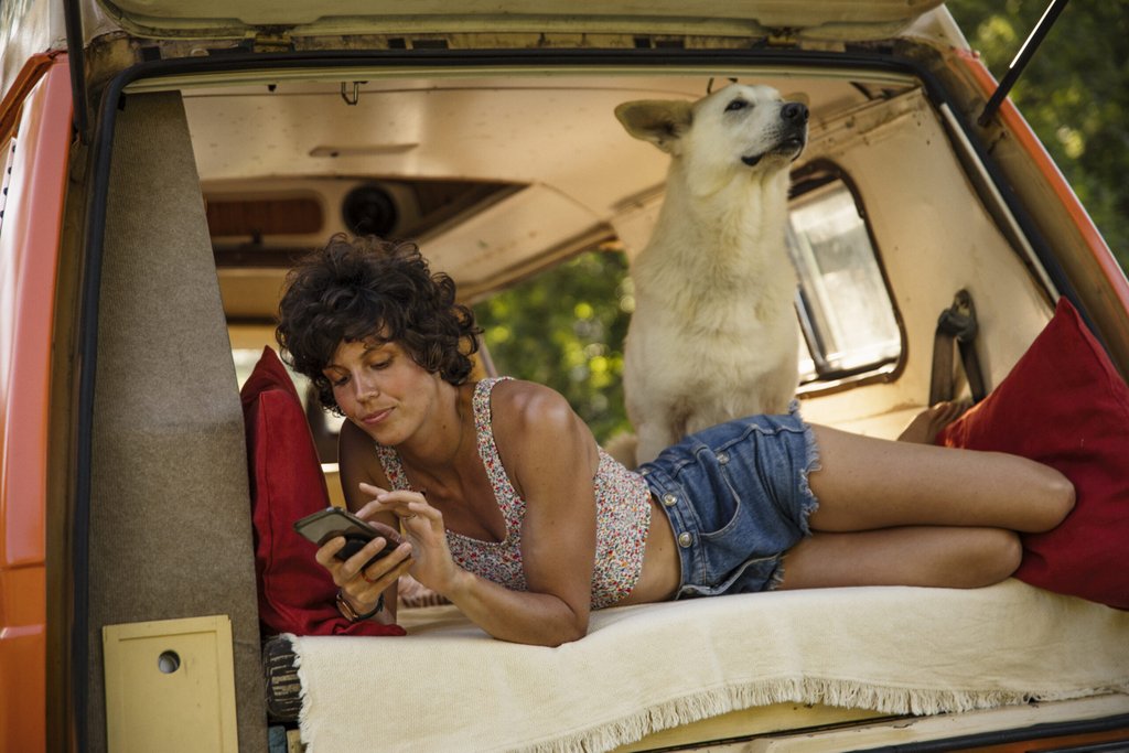 Wohnmobil auf idyllischem Campingplatz, bereit für deinen nächsten Urlaub!