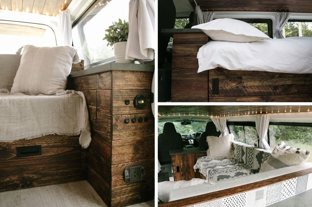 Furgoneta camperizada con interior de madera y vistas a la naturaleza desde la puerta trasera.