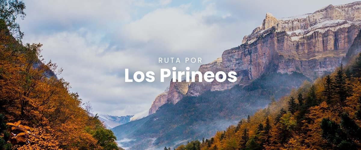 Autocaravana en Pirineos con vistas a montañas y lago. Vacaciones y camping en la naturaleza.