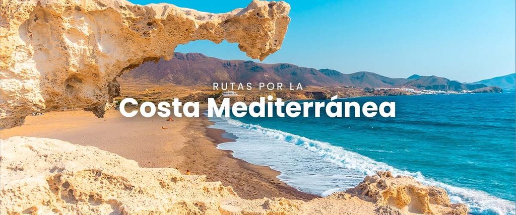 Autocaravana frente al mar Mediterráneo, atardecer. Vacaciones en ruta por la costa.