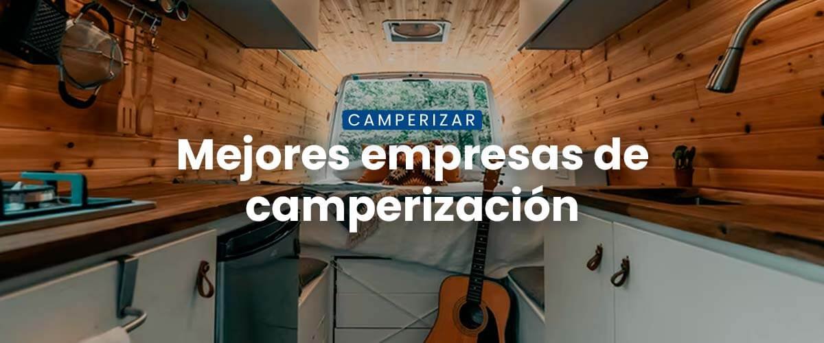Furgoneta camperizada estacionada en la naturaleza con montañas al fondo. Ideal para viajar y acampar.