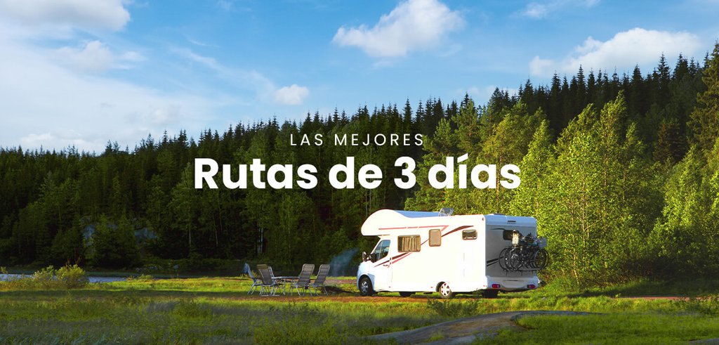 Autocaravana en carretera con montañas al fondo. Vacaciones y viajes de camping.