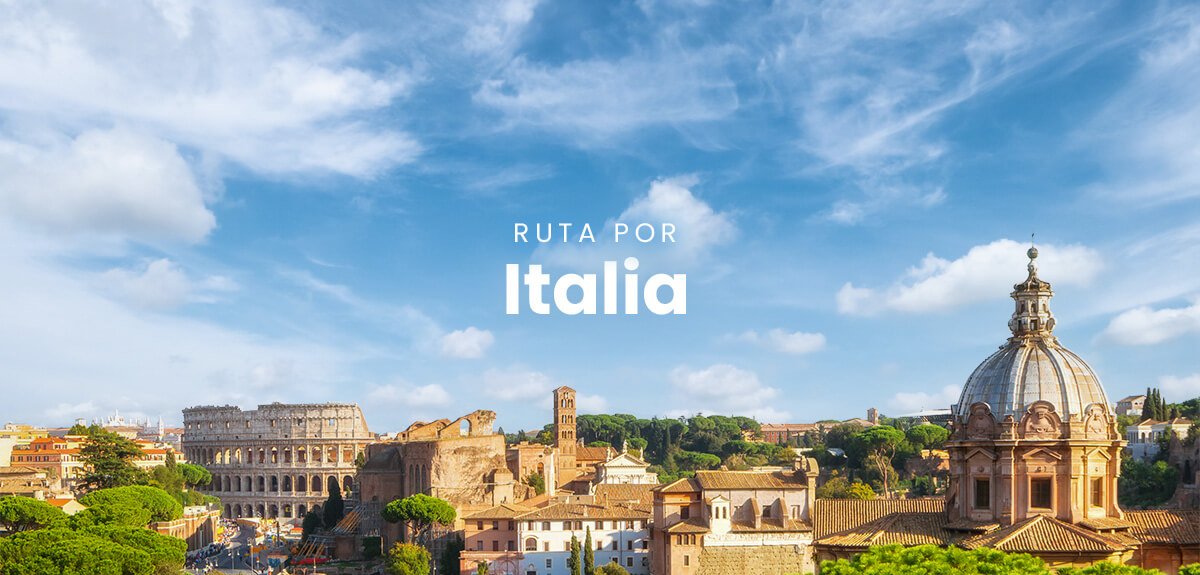 Autocaravana circulando por carretera con paisaje italiano de la Toscana al fondo.
