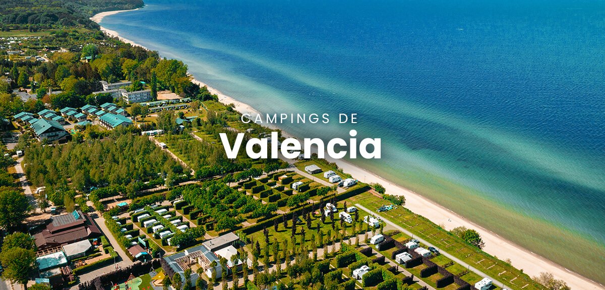 Tiendas de campaña coloridas en camping cerca de la playa de Valencia, con gente disfrutando del sol.