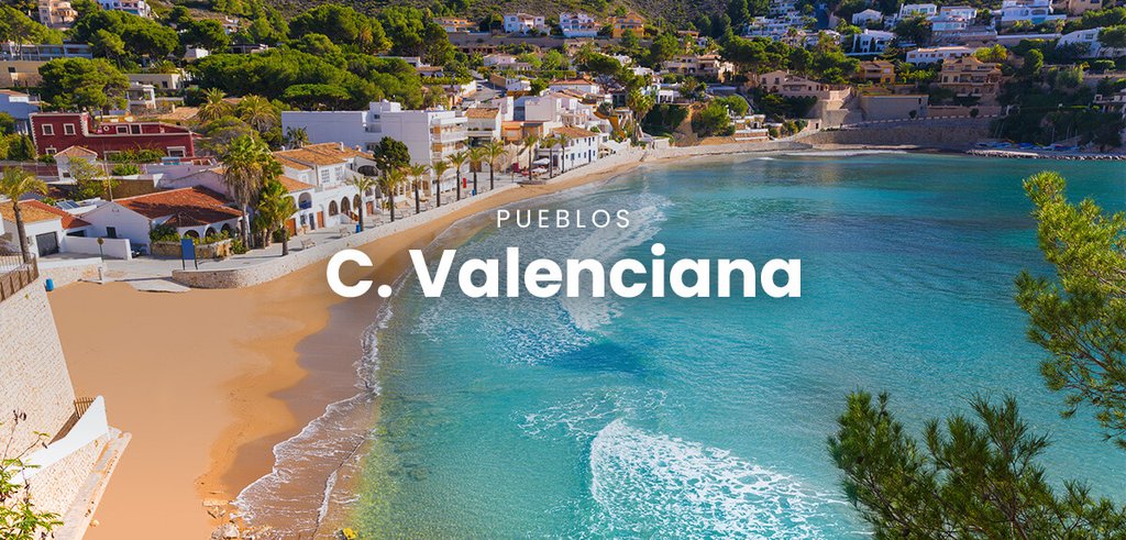 Pueblo pintoresco valenciano con casas coloridas y cielo azul, transmitiendo encanto y viaje.