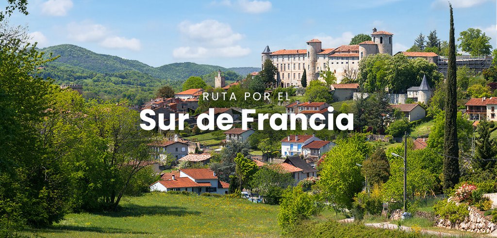 Autocaravana en carretera costera del sur de Francia con vistas al mar Mediterráneo.