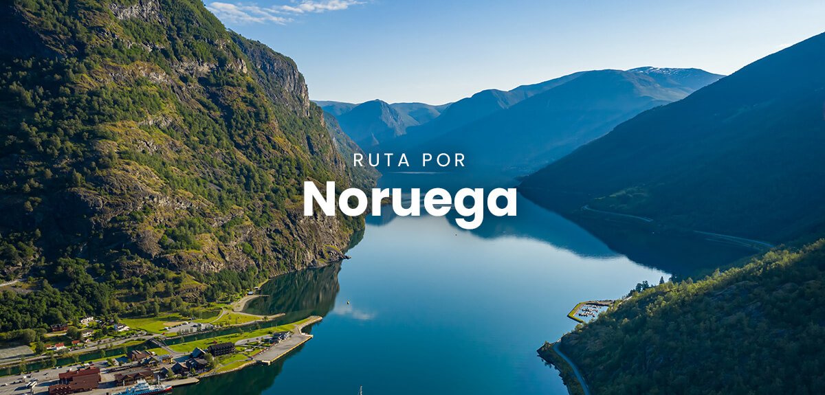 Autocaravana en carretera noruega con fiordos y montañas al fondo. Vacaciones y camping.