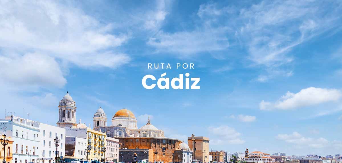 Autocaravana en la costa de Cádiz con vistas al mar; vacaciones y viaje por carretera.