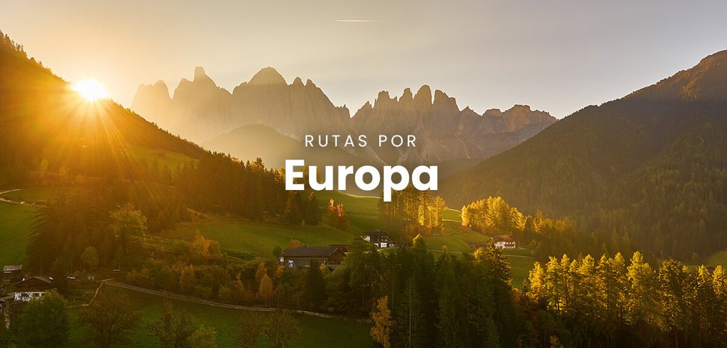 Autocaravana estacionada con vistas a la costa rocosa. Viajes y vacaciones en furgo por Europa.