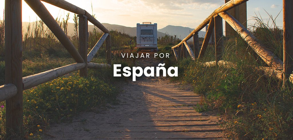 Autocaravana en costa española al atardecer. Vacaciones y aventura por carretera.