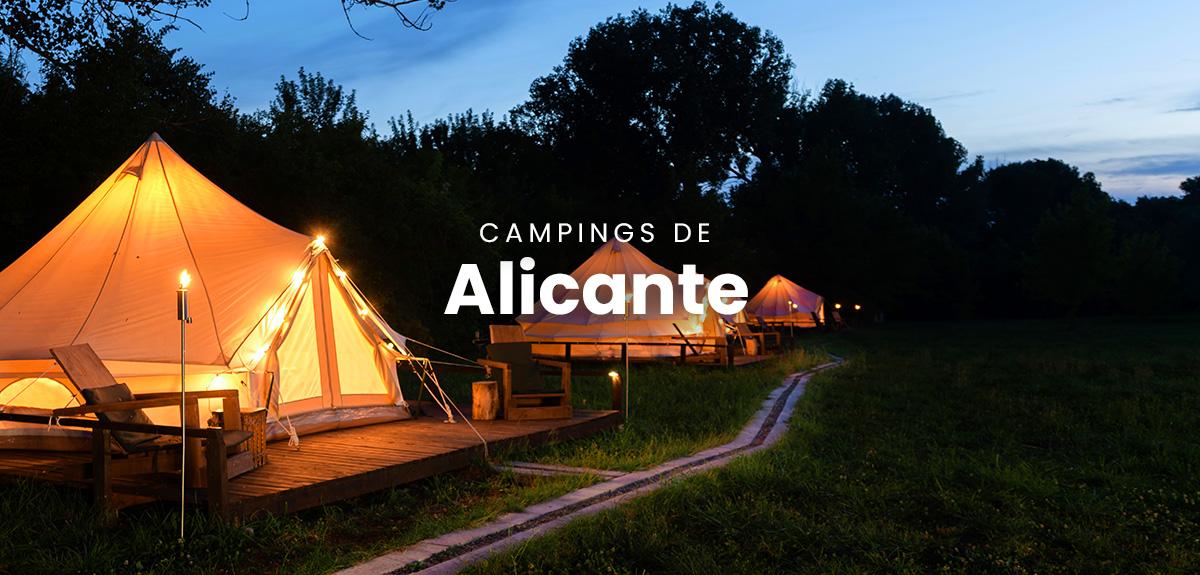 Camping en Alicante: tienda de campaña colorida en la playa con vistas al mar Mediterráneo.