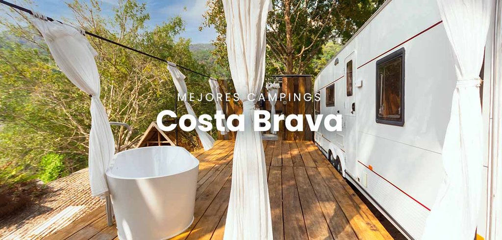 Camping en la Costa Brava con vistas al mar y tiendas de campaña coloridas. Naturaleza y vacaciones.