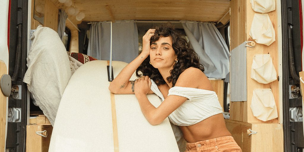 Autocaravana Billabong en playa soleada. Sorteo Camplify: 10 días de aventura y exploración en España.