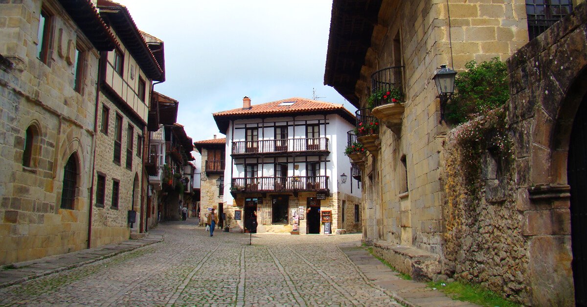 Calles empedradas de Santillana del Mar con casas antiguas, Cantabria.