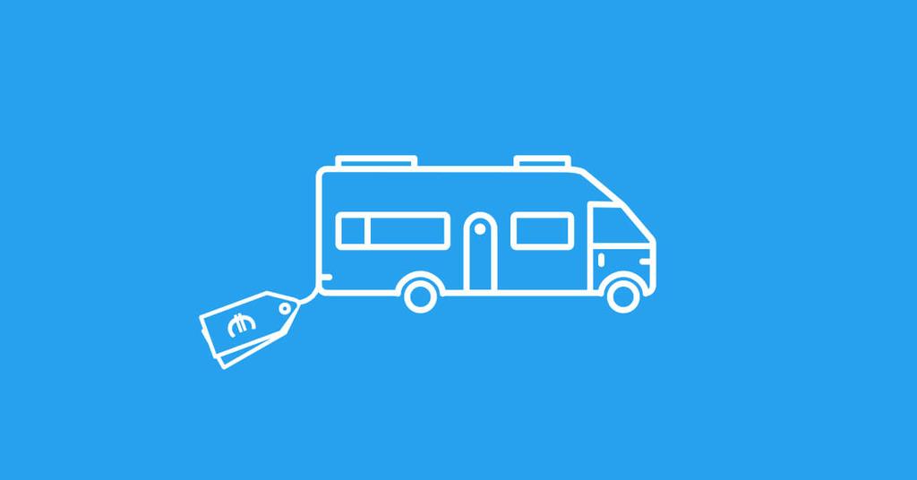 Autocaravana estacionada en la naturaleza; escapada y alquiler vacacional de furgonetas camper.