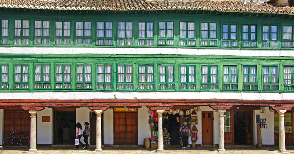 Fachada del Corral de Comedias de Almagro, arquitectura histórica y cielo azul.