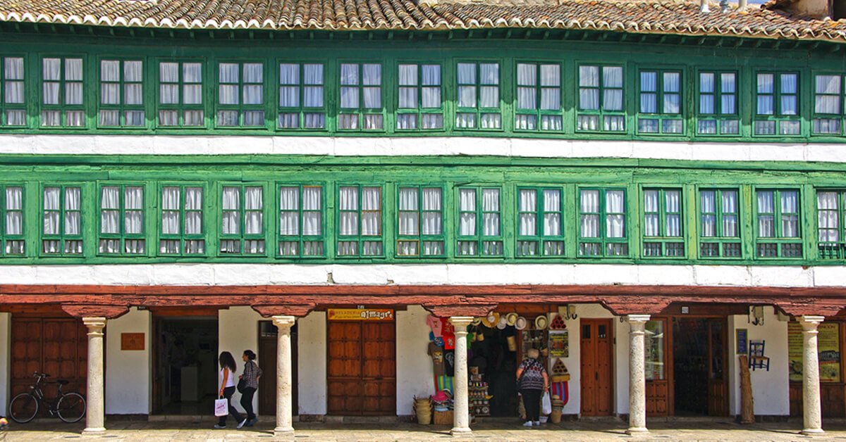 Fachada del Corral de Comedias de Almagro, arquitectura histórica y cielo azul.