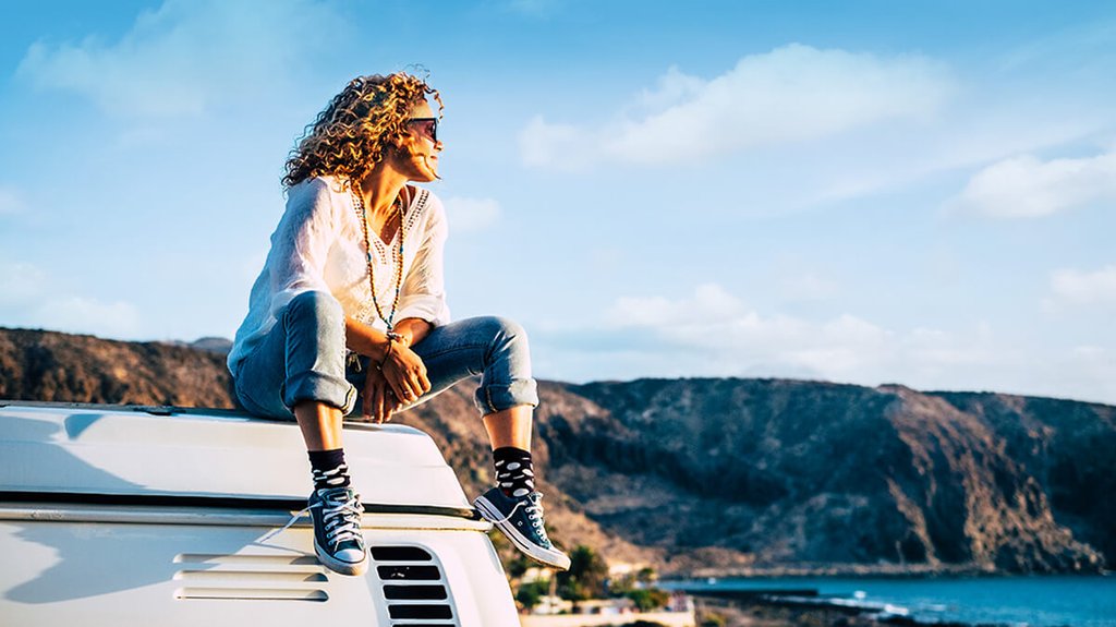 Costa Brava: Familia disfrutando de la playa. Actividades y vacaciones gratuitas.