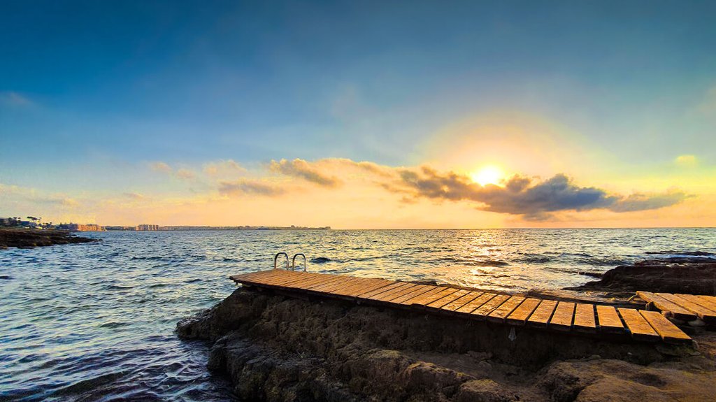 Autocaravana moderna en cala de Ibiza o C. Valenciana. Ideal para explorar la costa.