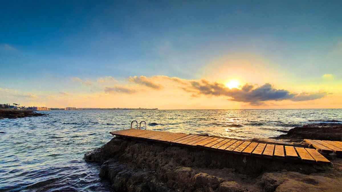 Autocaravana moderna en cala de Ibiza o C. Valenciana. Ideal para explorar la costa.