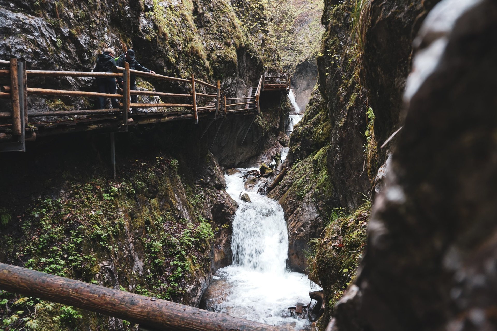 Beeindruckender Wasserfall in Bayern. Ideal für Deine nächste Camping-Reise und Erholung rund um München.