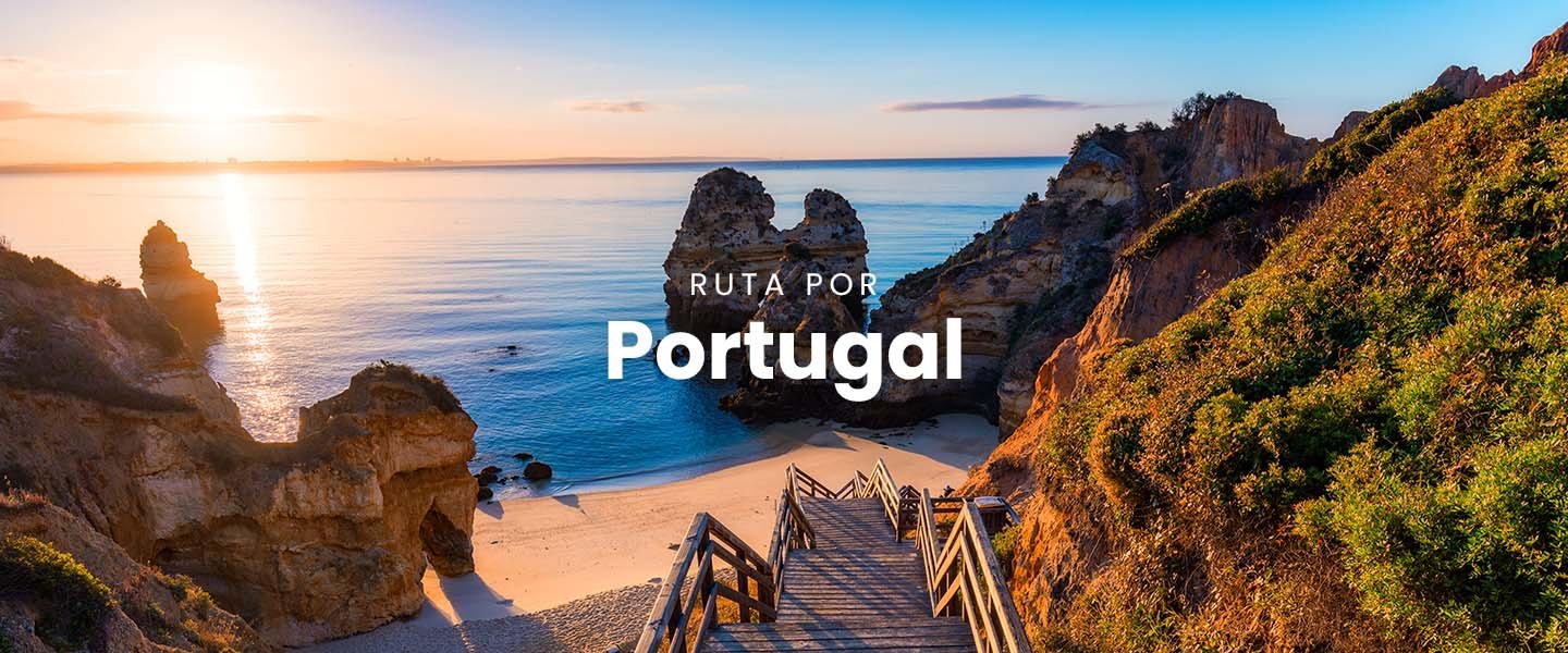 Autocaravana estacionada frente a playa portuguesa al atardecer, reflejos dorados en el agua.
