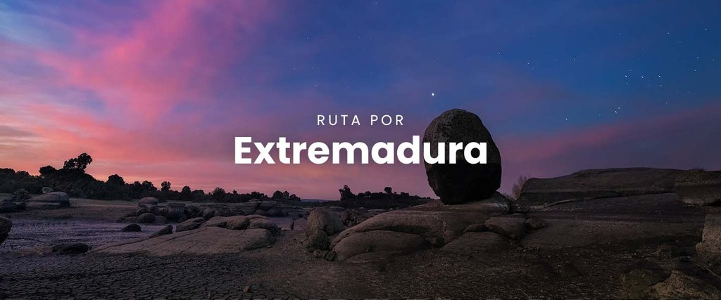 Autocaravana en Extremadura con pueblo al fondo. Vacaciones y camping en la naturaleza.