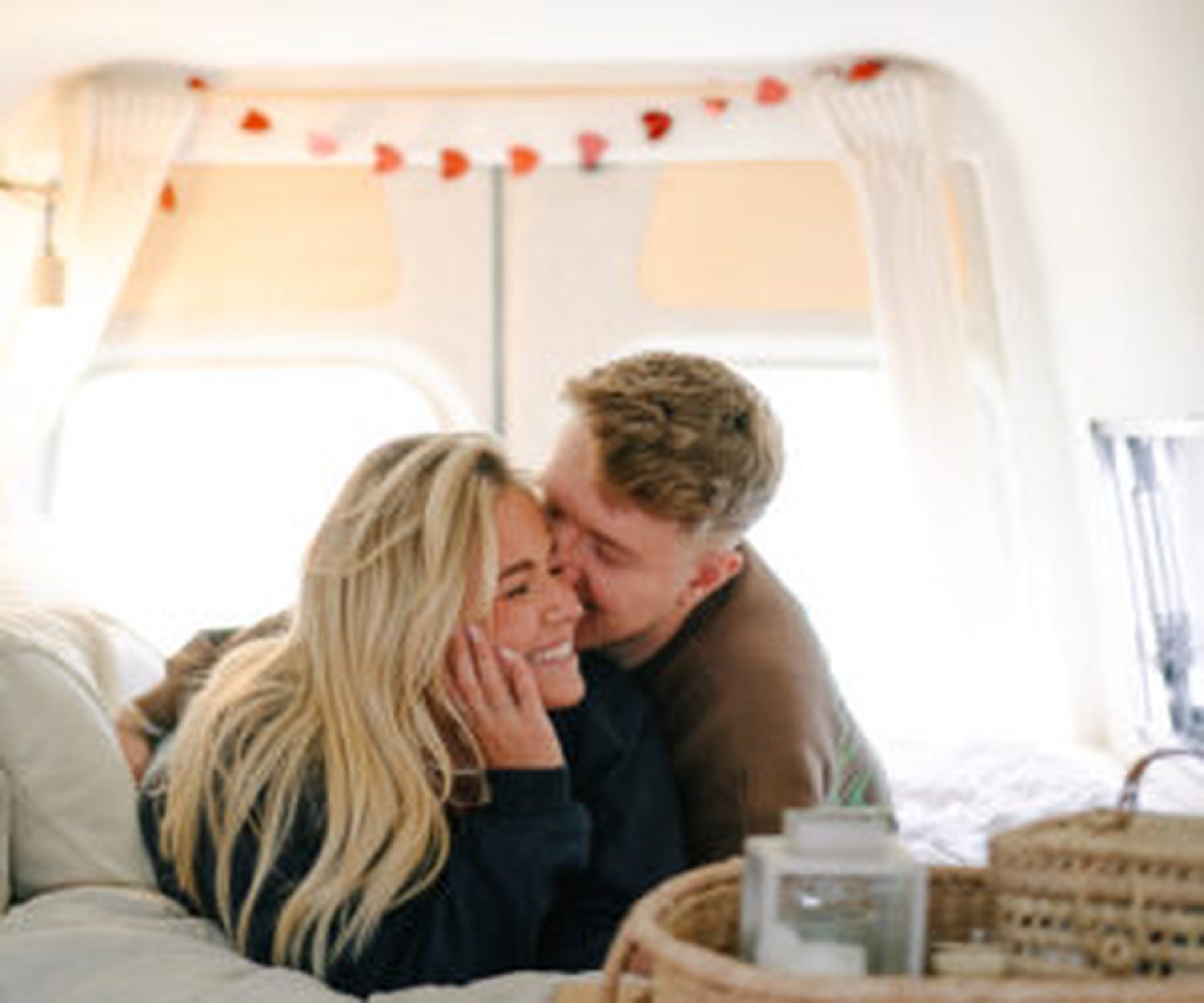 verliebtes Paar im Camper am Valentinstag
