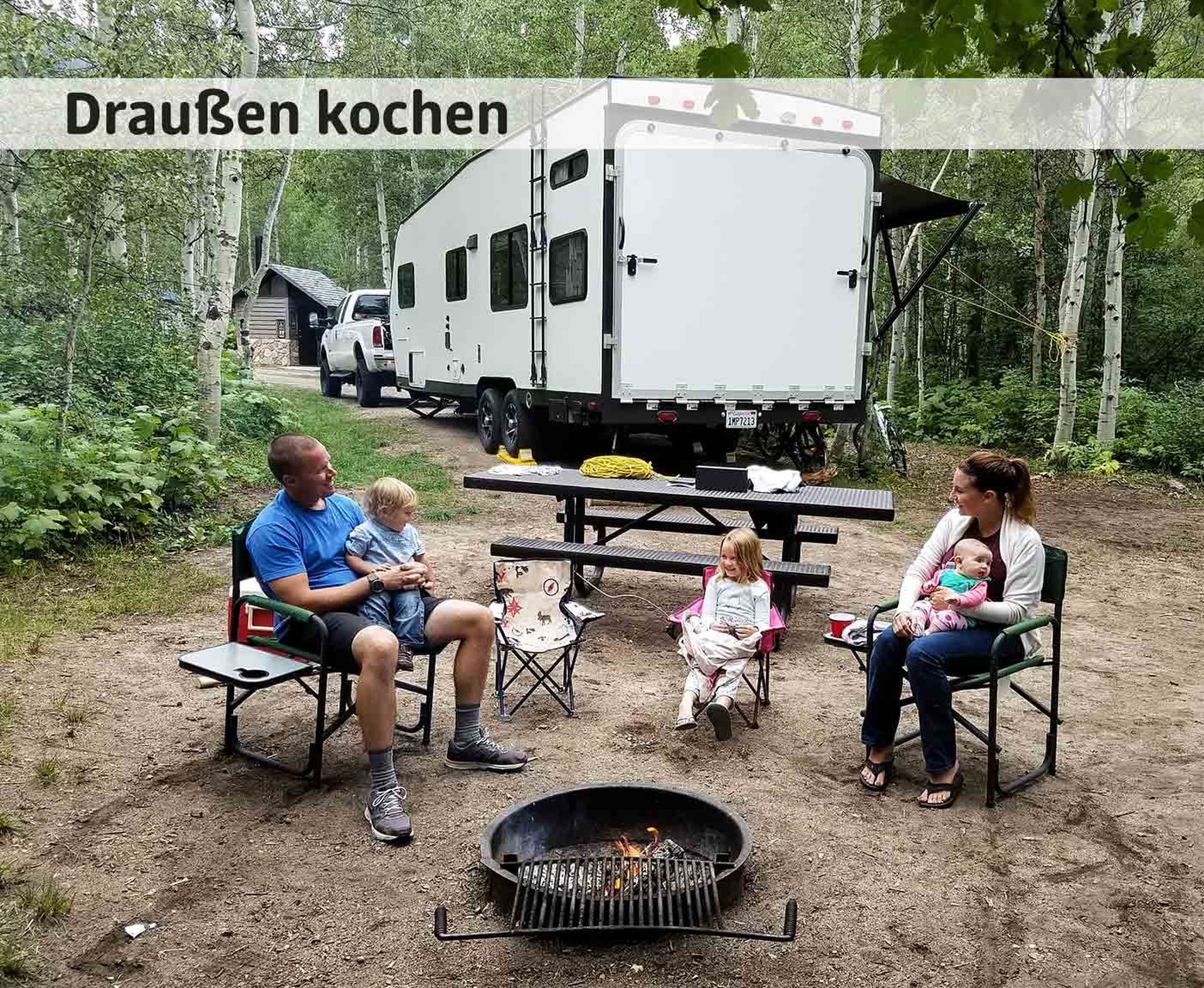 Familie mit zwei Kindern kocht bzw. grillt draußen in der Natur, sie sitzen vor ihrem Wohnmobil