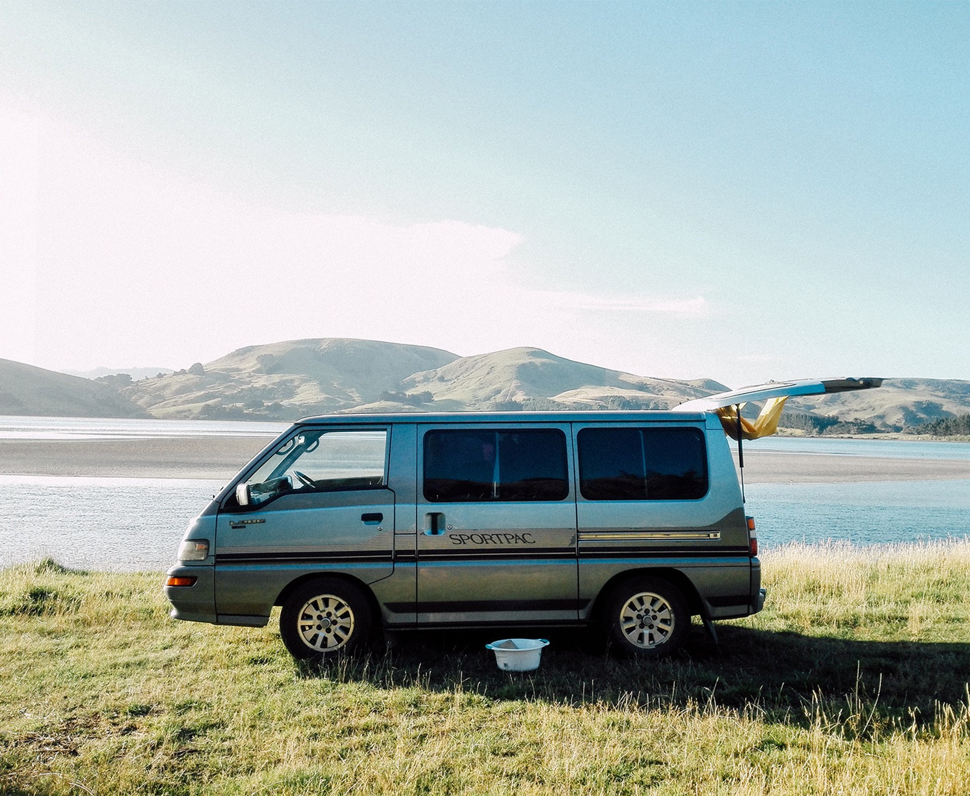 camper in de natuur, meer, blauwe lucht