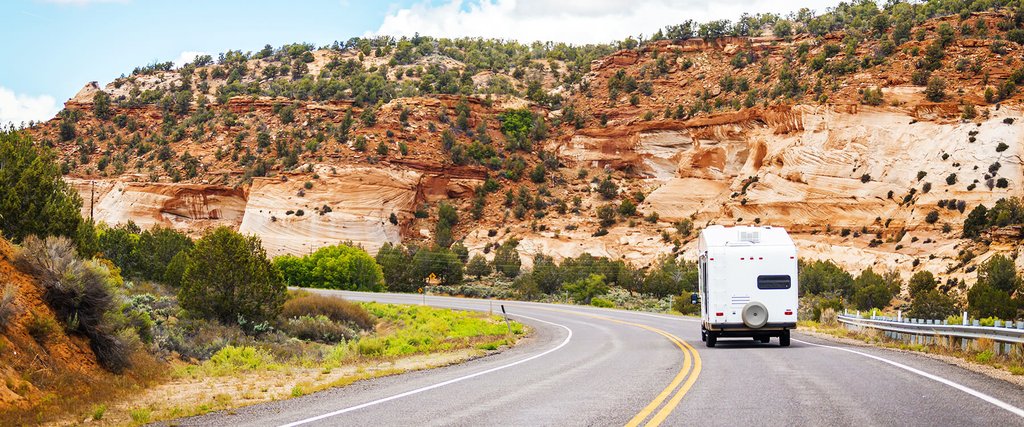 Autocaravana circulando por carretera escénica en un viaje de vacaciones.