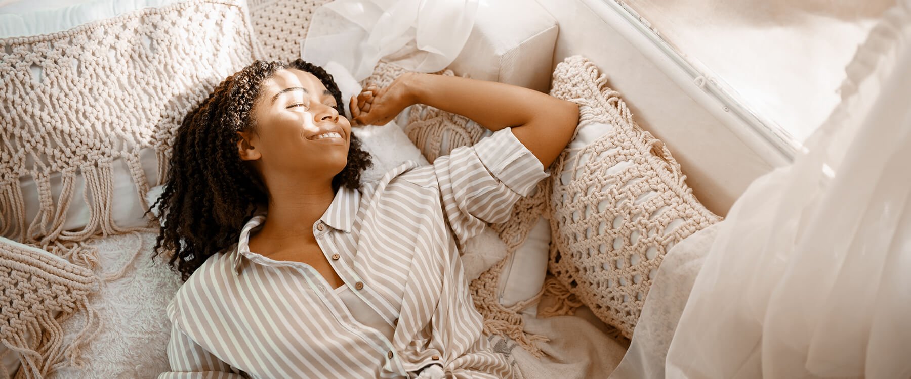 Autocaravana estacionada en la costa rocosa con el mar al fondo. Viajar y dormir en camper.