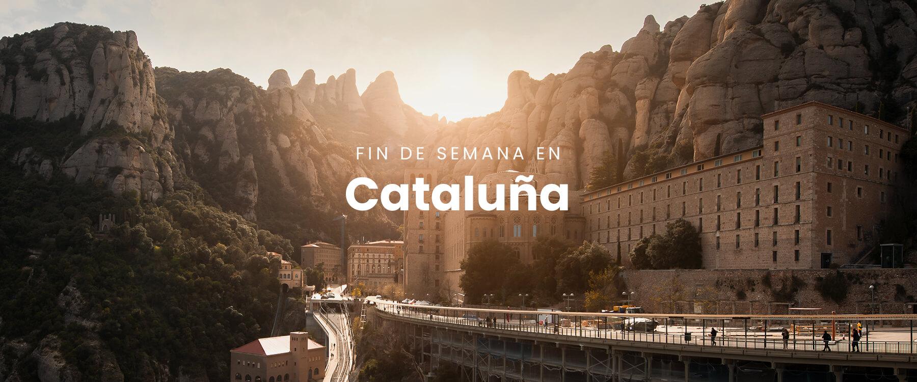 Autocaravana en Cataluña con vistas a montañas y cielo azul. Viajes de fin de semana y escapadas.