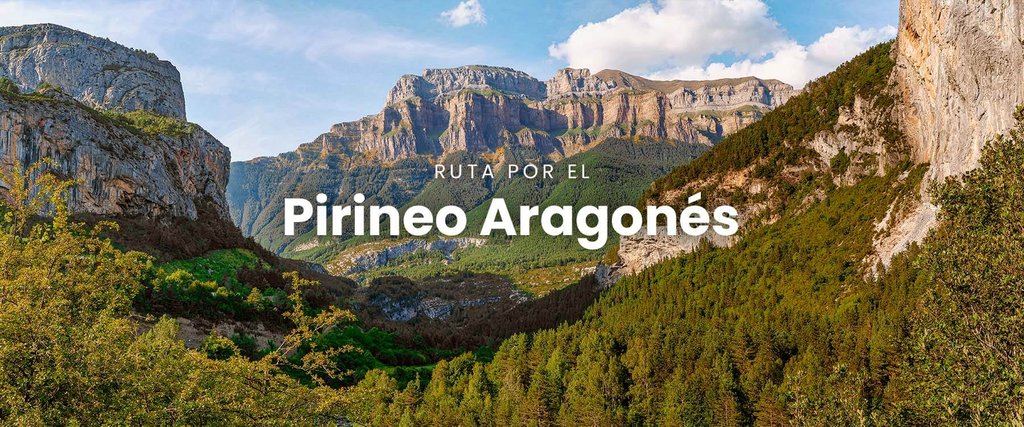 Autocaravana en Pirineo Aragonés con vistas a montañas nevadas y cielo azul, ruta por Huesca.